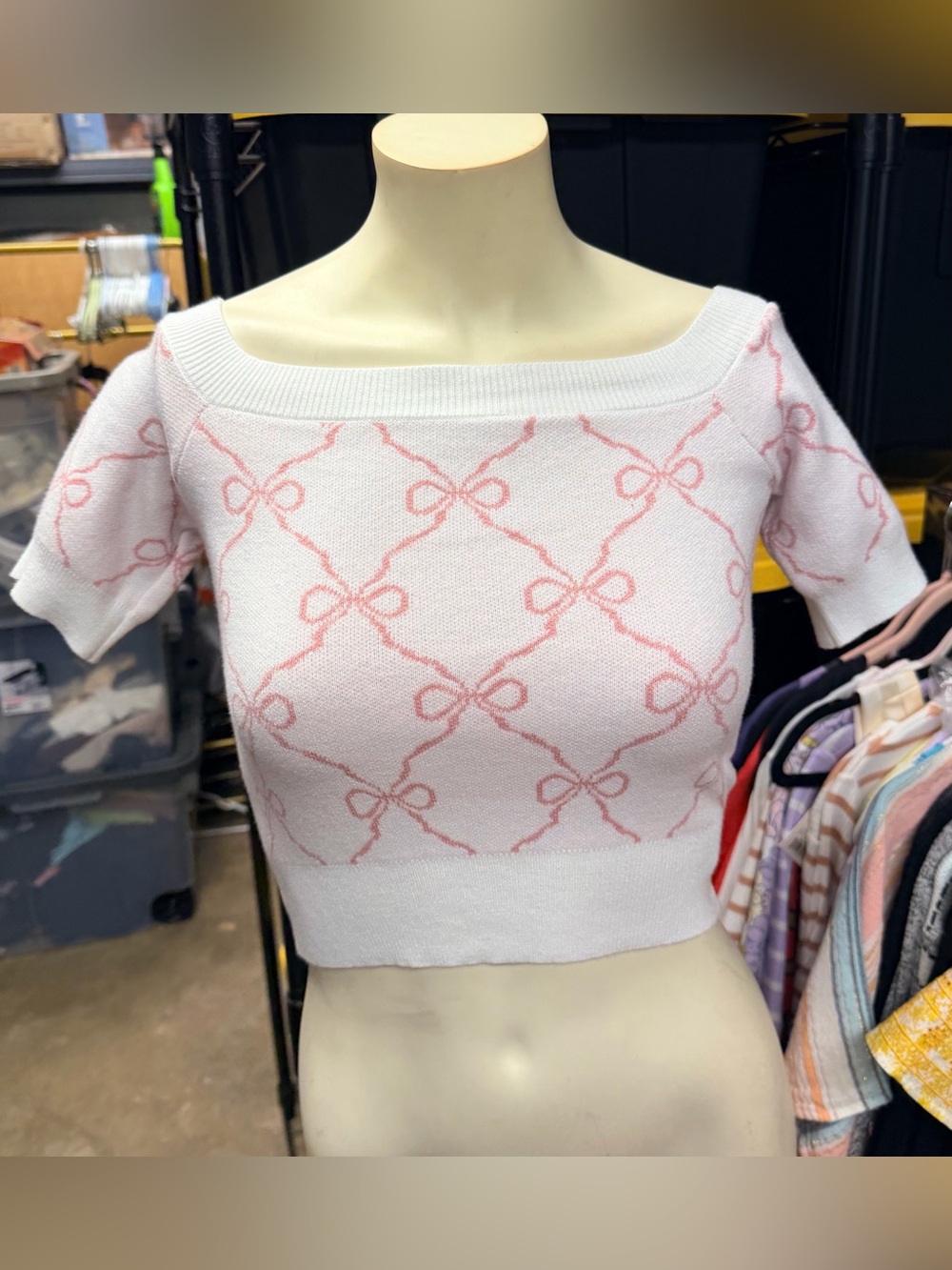 Forever 21 women’s size medium cropped sweater white blush pink bow pattern new